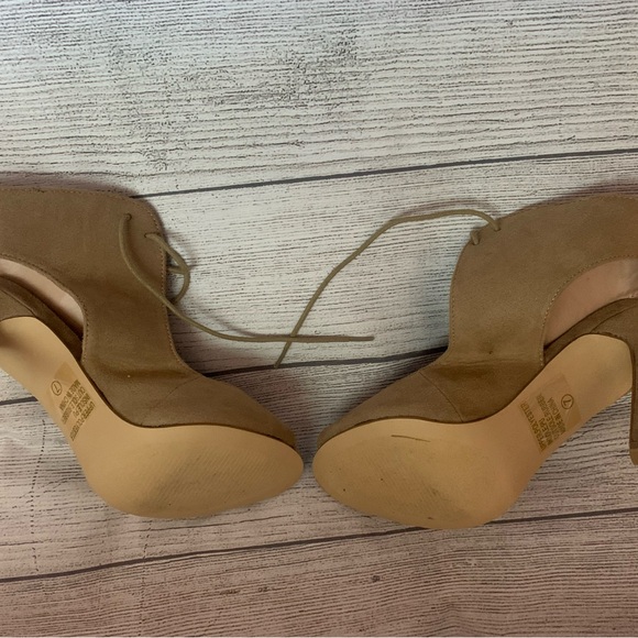 Journee Collection Tan Peep Toe Pumps in size 7 - Picture 2 of 6